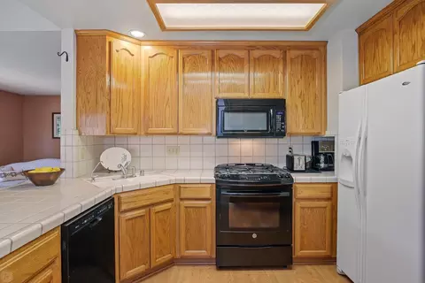 Kitchen - 1708 Brookside Dr, Manteca, CA 95336 photo 4 of 5