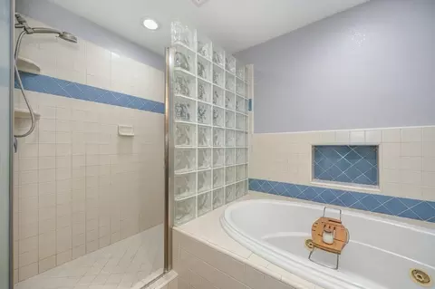 Bath - 5343 Ridgefield Ave, Carmichael, CA 95608 photo 2 of 4
