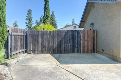Exterior - 5343 Ridgefield Ave, Carmichael, CA 95608 photo 7 of 31