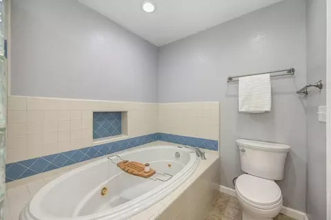 Bath - 5343 Ridgefield Ave, Carmichael, CA 95608 photo 3 of 4