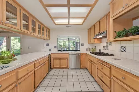 Kitchen - 8781 Beechcrest Ct, Orangevale, CA 95662 photo 5 of 11
