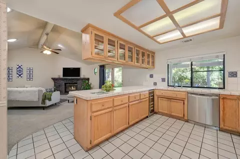 Kitchen - 8781 Beechcrest Ct, Orangevale, CA 95662 photo 9 of 11