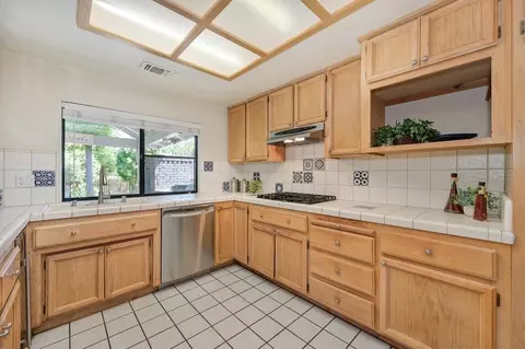 Kitchen - 8781 Beechcrest Ct, Orangevale, CA 95662 photo 6 of 11