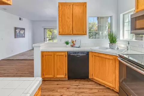 Kitchen - 3106 Beachcomber Dr, Rocklin, CA 95677 photo 5 of 6