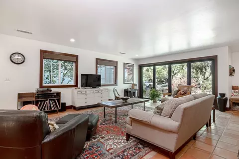 Living - 522 Myrtle, Modesto, CA 95350 photo 2 of 4
