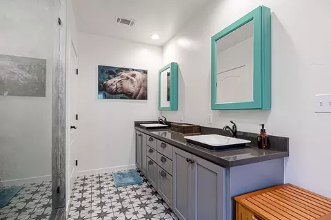 Bath - 522 Myrtle, Modesto, CA 95350 photo 2 of 3