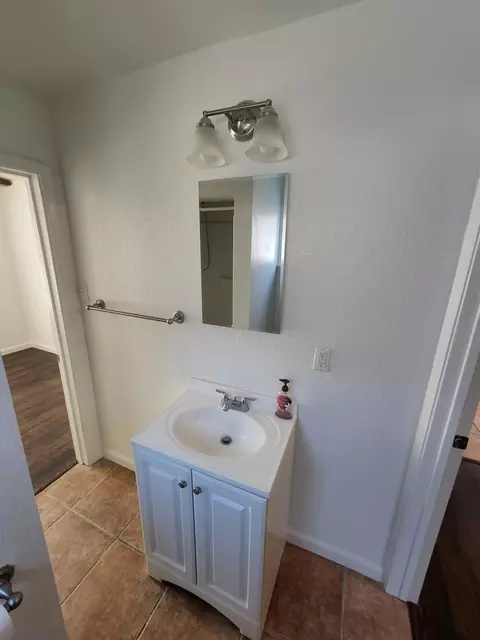 Bath - 3600 Tamarack Ave, Ceres, CA 95307 photo 4 of 4