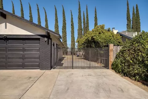 Exterior - 1305 Chardonnay Ct, Modesto, CA 95351 photo 9 of 11
