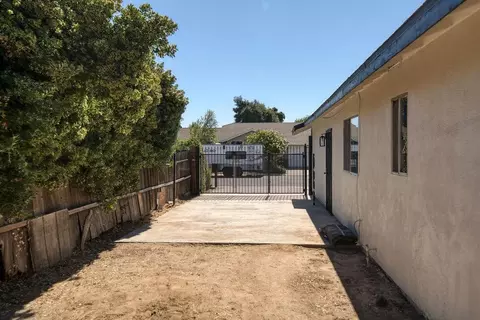 Exterior - 1305 Chardonnay Ct, Modesto, CA 95351 photo 4 of 11