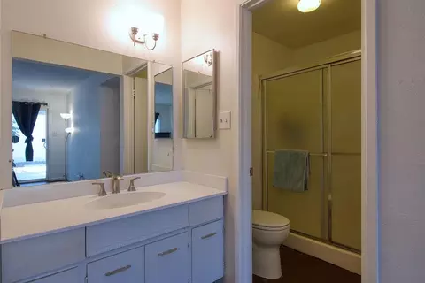 Bath - 2620 El Pasado Dr, Modesto, CA 95354 photo 2 of 3