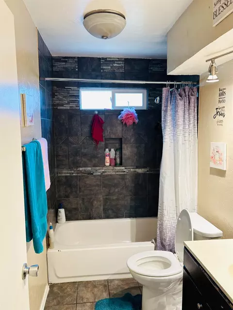 Bath - 2828 E Orangeburg Ave, Modesto, CA 95355 photo 1 of 2
