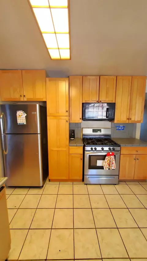 Kitchen - 2828 E Orangeburg Ave, Modesto, CA 95355 photo 4 of 5