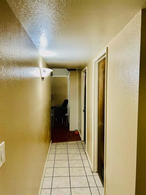 Entry Way - 2828 E Orangeburg Ave, Modesto, CA 95355 photo 2 of 4