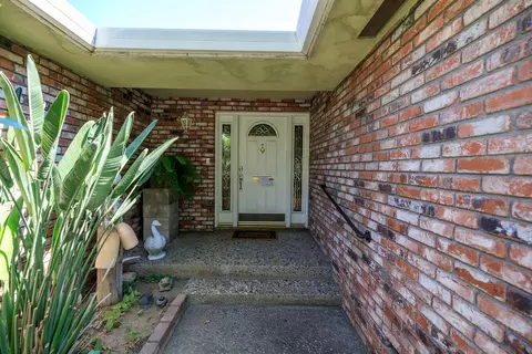 Entry Way - 621 Violet St, Modesto, CA 95356 photo 1 of 3