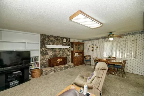 Living - 621 Violet St, Modesto, CA 95356 photo 2 of 6