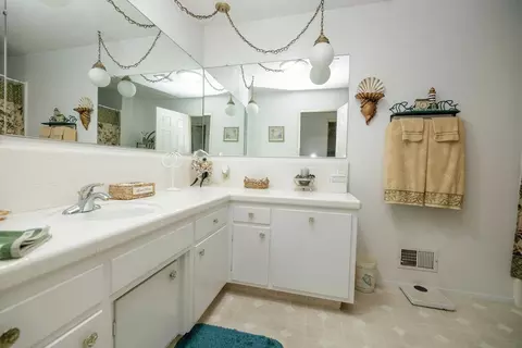 Bath - 621 Violet St, Modesto, CA 95356 photo 3 of 4