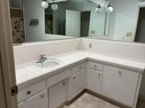 Bath - 621 Violet St, Modesto, CA 95356 photo 4 of 4
