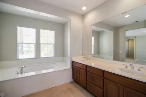 Bath - 2867 W Bay Ct, Tracy, CA 95377 photo 3 of 4