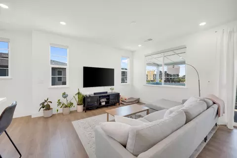 Living - 561 Delve Ct, Hayward, CA 94544 photo 2 of 3