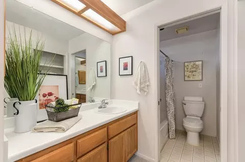 Bath - 917 Zaragoza St, Davis, CA 95618 photo 2 of 2