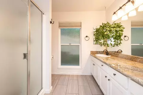 Bath - 4980 Oak Hill Rd, Placerville, CA 95667 photo 3 of 5