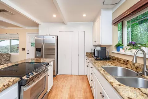Kitchen - 4980 Oak Hill Rd, Placerville, CA 95667 photo 7 of 11