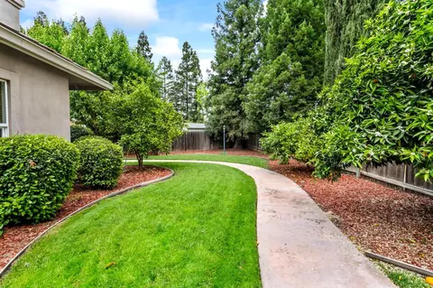 Exterior - 1060 Buttercup Pl, Manteca, CA 95336 photo 6 of 8