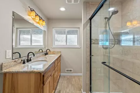 Bath - 4917 Andrew Cir, Carmichael, CA 95608 photo 2 of 4