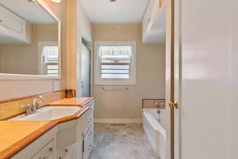 Bath - 405 Myrtle Ave, Modesto, CA 95350 photo 1 of 6