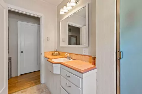 Bath - 405 Myrtle Ave, Modesto, CA 95350 photo 2 of 6