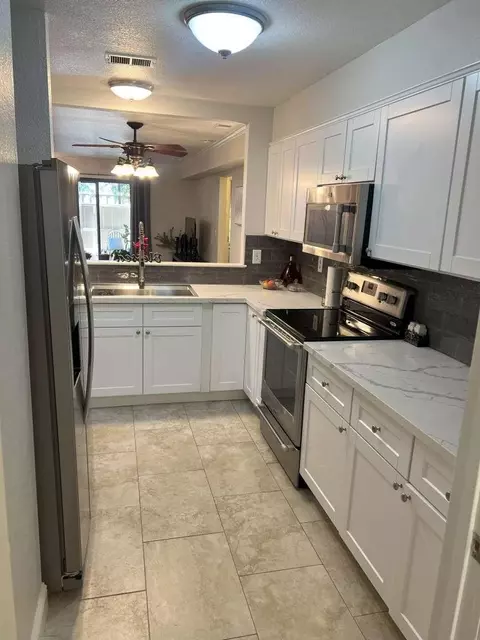 Kitchen - 2401 Eilers Ln #505, Lodi, CA 95242 photo 3 of 4