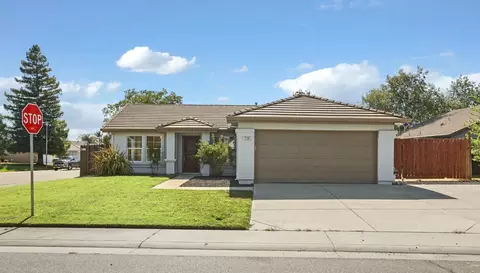 1130 E Hill Ct, Galt, CA 95632 photo 2