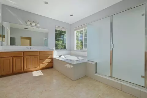 Bath - 28272 S Zephyr Dr, Tracy, CA 95304 photo 4 of 5