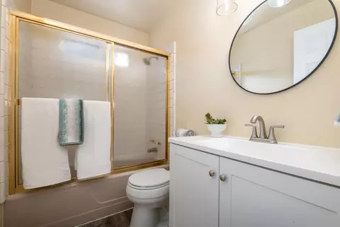 Bath - 10384 Wolf Rd, Grass Valley, CA 95949 photo 2 of 2