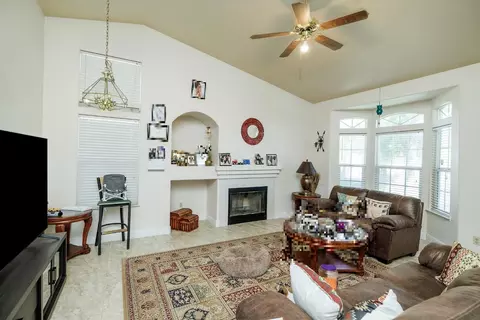 Living - 524 Sunday Dr, Turlock, CA 95382 photo 2 of 2