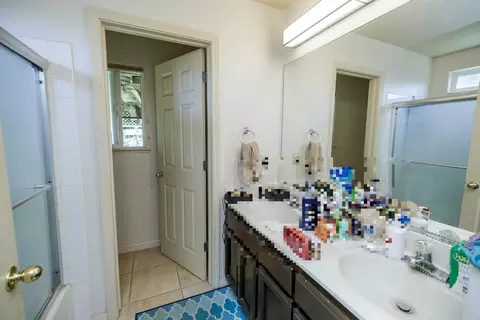 Bath - 524 Sunday Dr, Turlock, CA 95382 photo 2 of 2