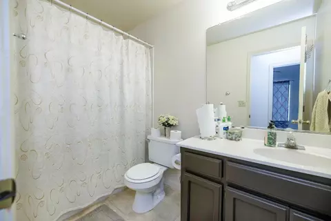 Bath - 524 Sunday Dr, Turlock, CA 95382 photo 1 of 2