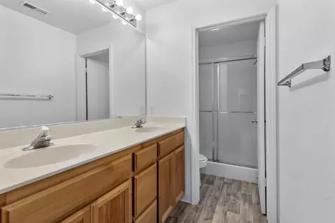 Bath - 1729 Laurelgrove Ln, Tracy, CA 95376 photo 2 of 3
