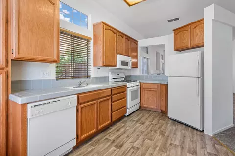 Kitchen - 1729 Laurelgrove Ln, Tracy, CA 95376 photo 3 of 4