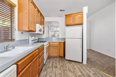 Kitchen - 1729 Laurelgrove Ln, Tracy, CA 95376 photo 4 of 4