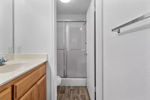 Bath - 1729 Laurelgrove Ln, Tracy, CA 95376 photo 3 of 3