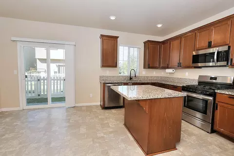 Kitchen - 551 Ashwick Loop, Sacramento, CA 95823 photo 3 of 7