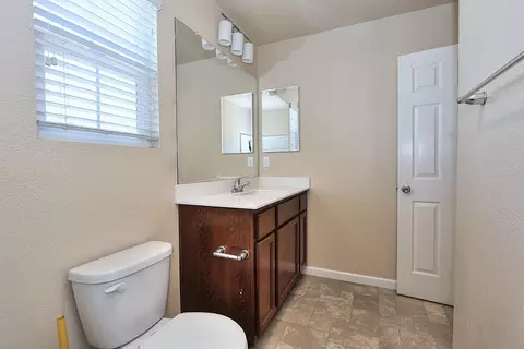 Bath - 551 Ashwick Loop, Sacramento, CA 95823 photo 10 of 10