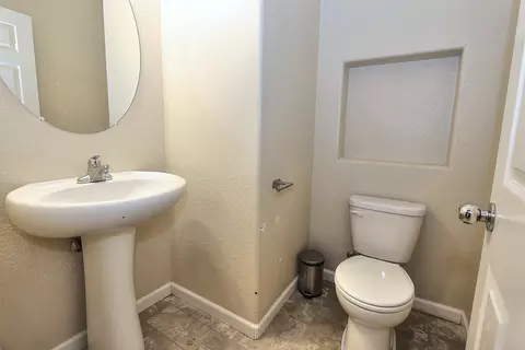 Bath - 551 Ashwick Loop, Sacramento, CA 95823 photo 1 of 10