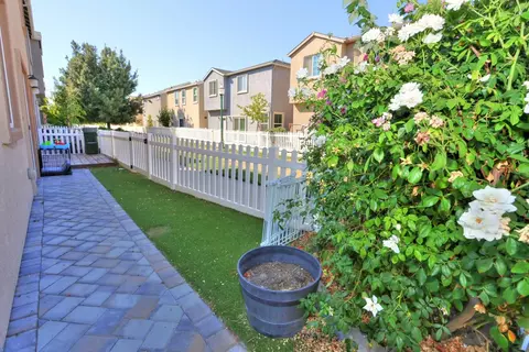 Exterior - 551 Ashwick Loop, Sacramento, CA 95823 photo 8 of 17