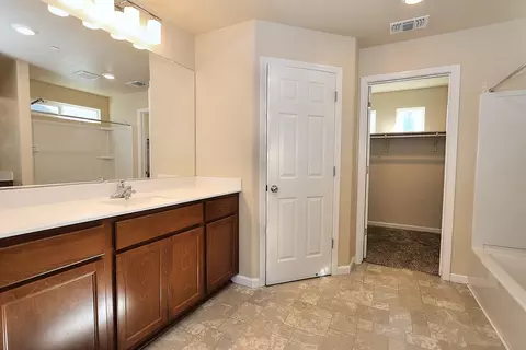 Bath - 551 Ashwick Loop, Sacramento, CA 95823 photo 4 of 10