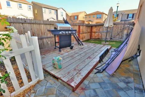 Exterior - 551 Ashwick Loop, Sacramento, CA 95823 photo 9 of 17