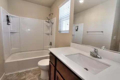 Bath - 551 Ashwick Loop, Sacramento, CA 95823 photo 9 of 10
