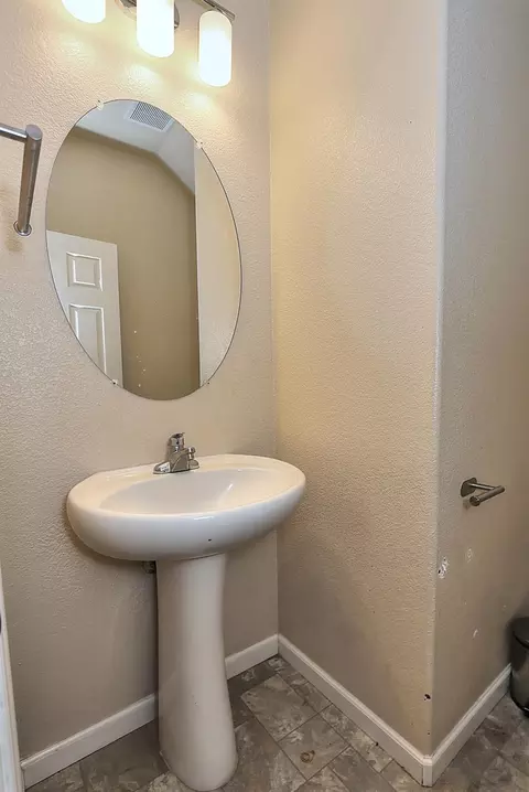 Bath - 551 Ashwick Loop, Sacramento, CA 95823 photo 2 of 10