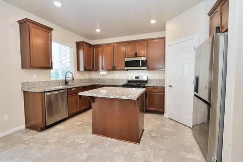 Kitchen - 551 Ashwick Loop, Sacramento, CA 95823 photo 6 of 7